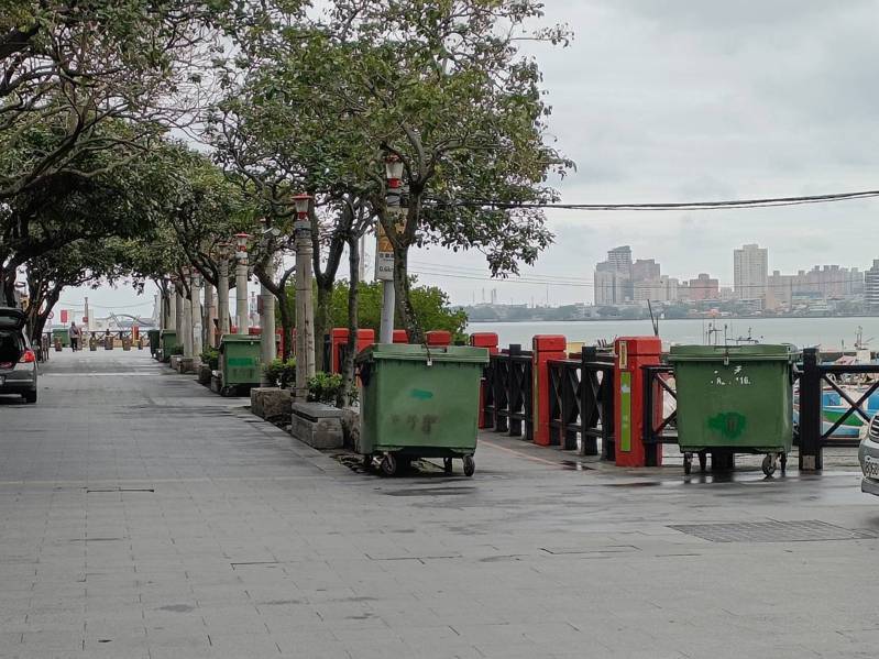 淡水、八里觀光區有不少垃圾子母車，議員陳家琪認為影響景觀。圖／陳家琪提供