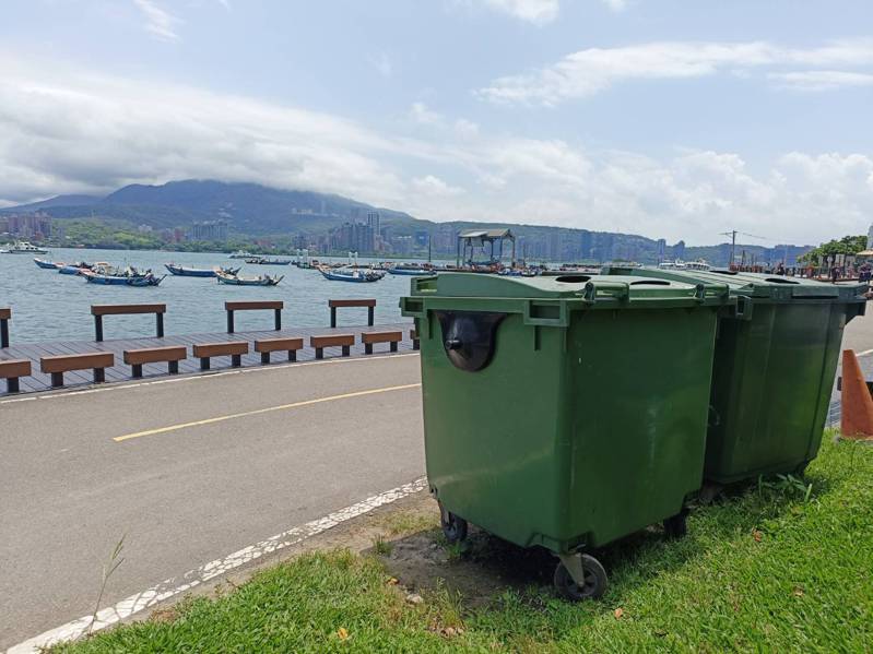 淡水、八里观光区有不少垃圾子母车，议员陈家琪认为影响景观。图／陈家琪提供
