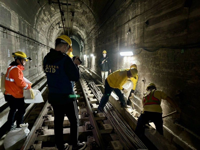 台铁太鲁阁号事故已过3年，罹难者家属进入清水隧道内发现遗骸，检警到场搜证。图／花莲地检署提供