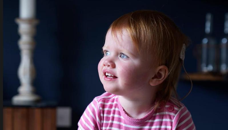 英国一名患有先天性失聪的18个月大女婴，在接受开创性的失聪基因疗法后恢复听力。取自YouTube(photo:UDN)