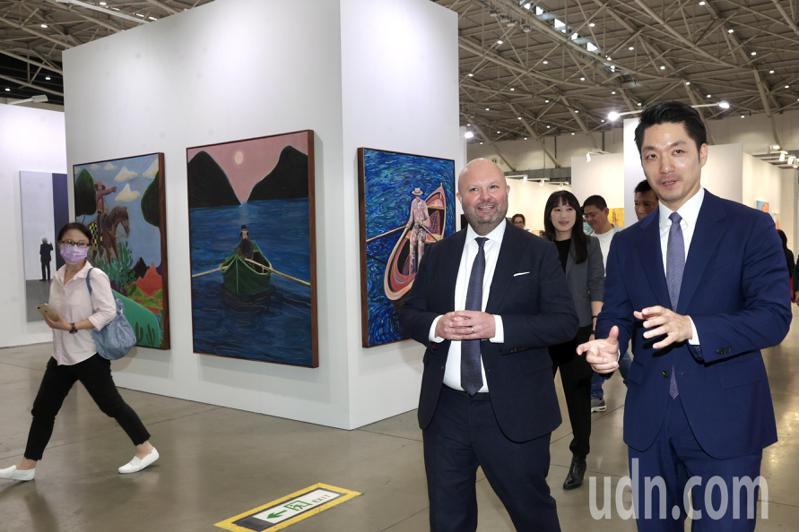 台北市长蒋万安（右）出席「第五届台北当代艺术博览会」记者会，由台北当代共同创办人任天晋（右）先行导览。记者林俊良／摄影