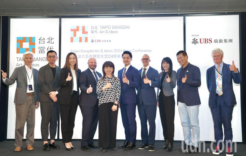 台北市长蒋万安（右五）出席「第五届台北当代艺术博览会」记者会，和与会贵宾合影。记者林俊良／摄影