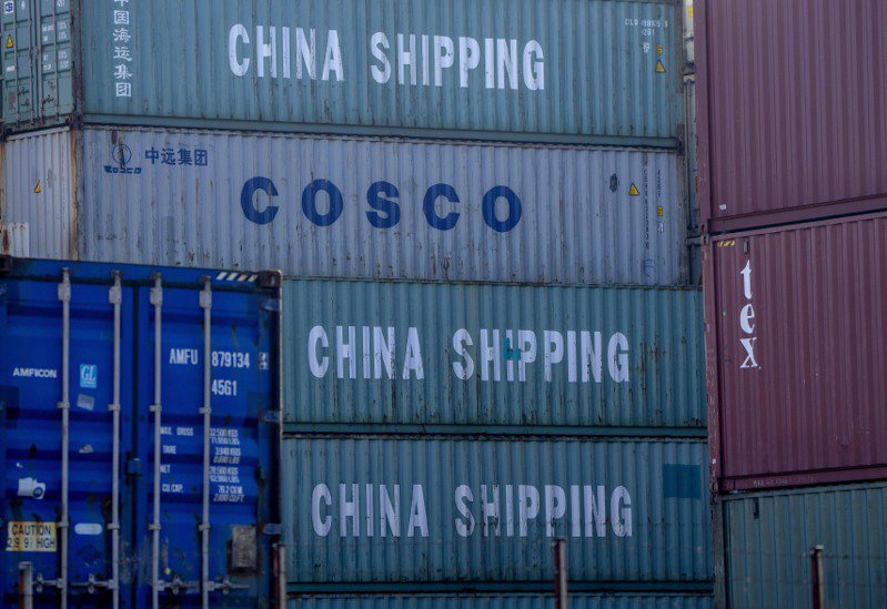 美國今年第1季超越中國大陸，成為德國最大貿易夥伴。圖為堆放在德國漢堡港的大陸貨櫃。 美聯社
