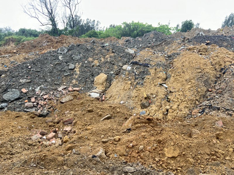苗栗县后龙镇台6线公路1.5公里南端的国有地，近年数度遭不肖业者滥倒废土及营建废弃物。图／苗栗县环保局提供