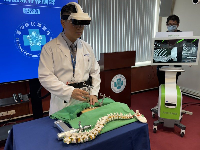 醫師陳楷元模擬示範使用AR擴增實境手術眼鏡替病人開刀。圖／台中榮總提供