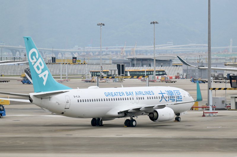 大灣區航空將於六月暫停香港飛新加坡的航線，自4月26日才啟航新加坡，不足兩個星期即停飛。圖為大灣區航空的客機資料圖。（中新社）