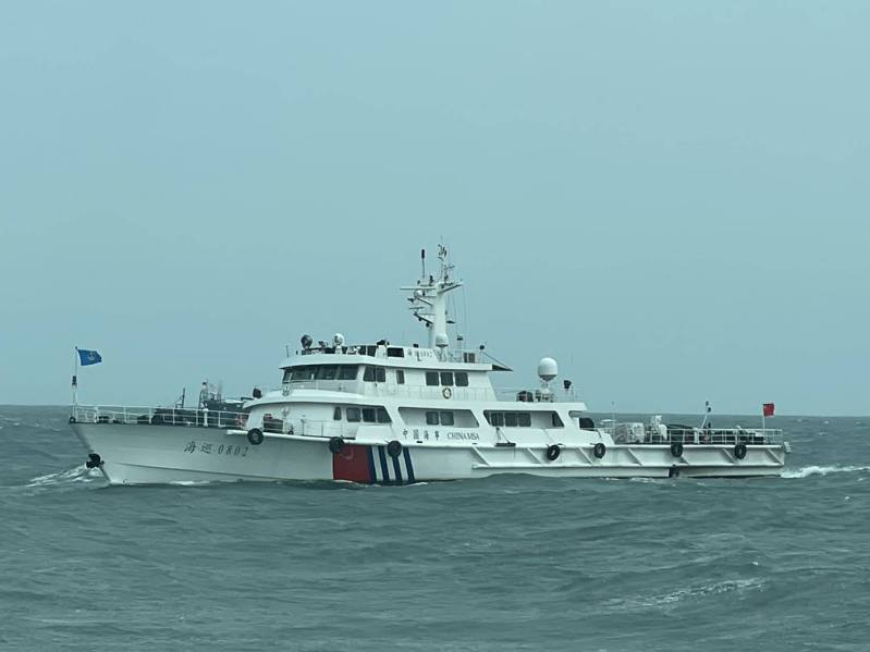 海巡署金马澎分署表示，中午12时即侦监到中国海警及公务船聚集，并于下午3时进入水域，在海巡全程对应监控，陆方船只于下午4时30分航出金门水域。图／金马澎分署提供