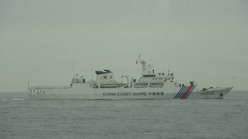 海巡署金马澎分署表示，中午12时即侦监到中国海警及公务船聚集，并于下午3时进入水域，在海巡全程对应监控，陆方船只于下午4时30分航出金门水域。图／金马澎分署提供