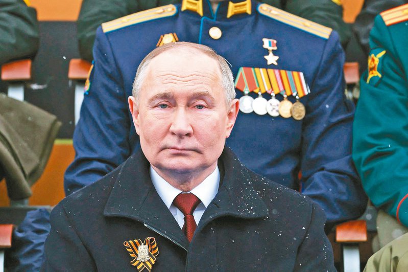 俄總統普亭九日在莫斯科主持勝利日閱兵並發表演說。（法新社）