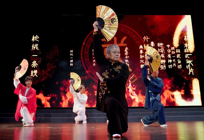 在上海閔行區舉辦的「兩岸同根 太極一家」文化交流活動上，台灣太極名家登台表演。（新華社）