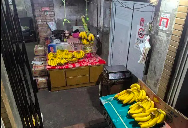 一間位在中國浙江杭州的水果店速迅爆紅，原因是它營業20多年只賣一種水果。圖／取自《網易》