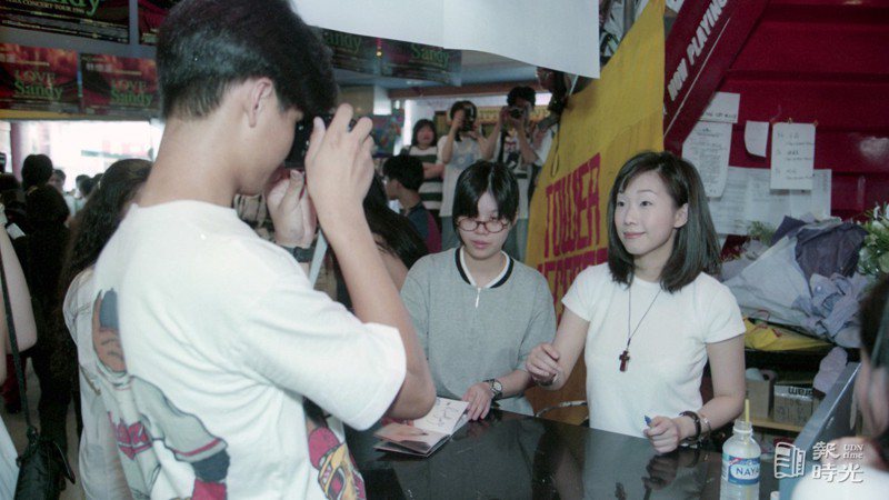 林憶蓮（右）一天連跑北、中、南三地首賣簽名會。圖／聯合報系資料照(1996/06/17 本報記者攝影)