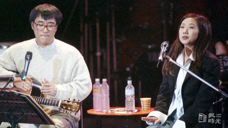 在浪漫的「情人節」當晚，李宗盛（左）在國際會議中心盛大舉行了遠行前的第二階段演唱會「十年回顧演唱會」，至交好友林憶蓮（右）共襄盛舉。圖／聯合報系資料照(1994/02/15 本報記者攝影)