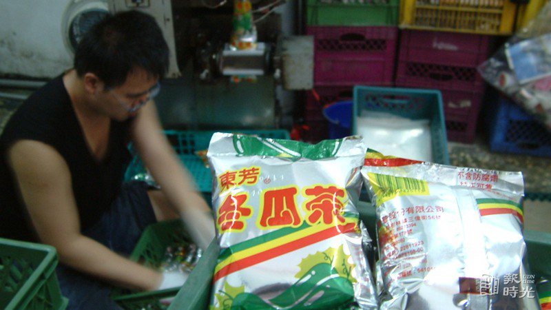 廠商剛包裝好的「東芳」冬瓜茶，生產的工廠相當簡陋。 圖／聯合報系資料照（1996/03/08 施偉平攝影)
