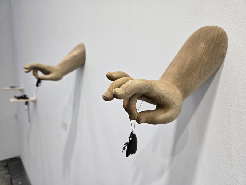 日本工艺家满田晴穗，在台北当代艺博会展出作品「八识」。八只手捏著八只栩栩如生的蟑螂，每只蟑螂的姿势动作都不同。虽然真正的「小强」总是人人喊打，然而在艺博会展出的雕塑「小强」，却吸引大批观众驻足欣赏与拍照，命运截然不同。记者陈宛茜／摄影