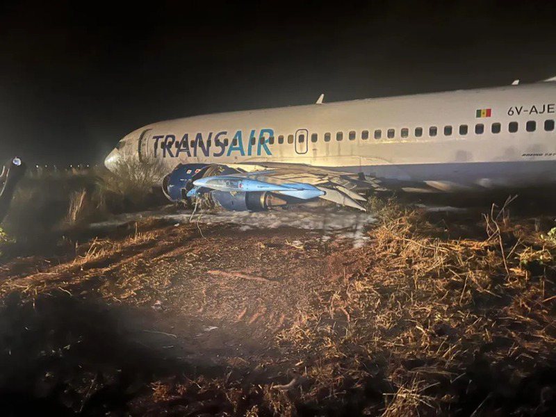 一架波音737-300客機9日在塞內加爾起飛前意外滑出跑道，造成至少10人受傷。新華社