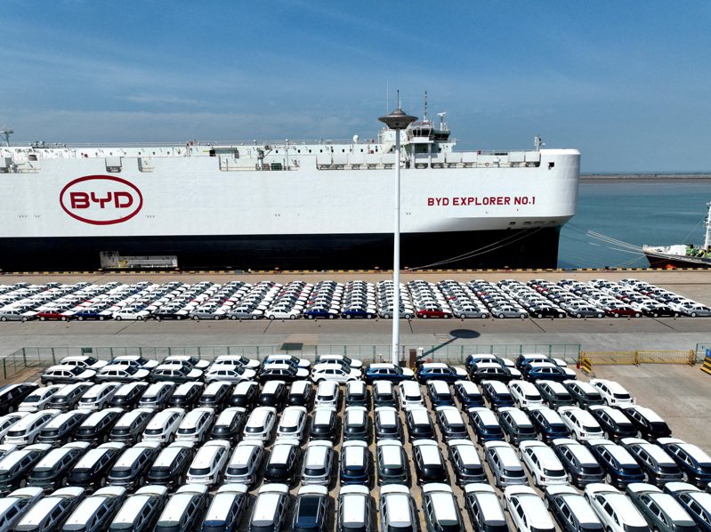 4月下旬在中國大陸連雲港準備出口的比亞迪電動車。路透