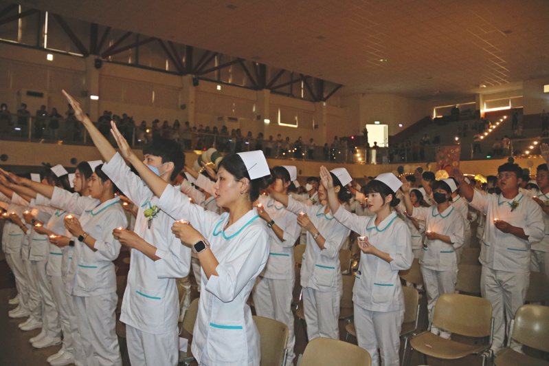 弘光科大舉辦加冠典禮，249位護生宣誓投入護理志業。記者游振昇／攝影