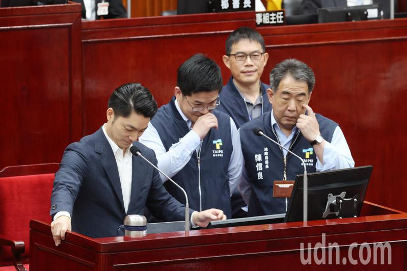 台北市长蒋万安（左）上午备询，市议员林延凤要送桃花剑给蒋市长，与会官员在台上忍著不笑出声。记者苏健忠／摄影