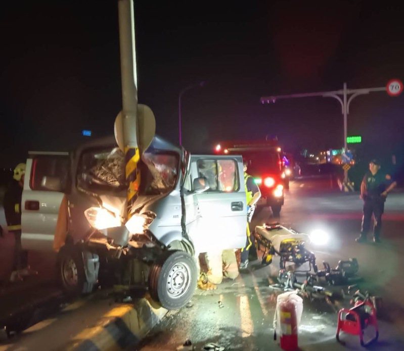 嘉义县台82线昨夜有辆货车自撞分隔岛，车头撞击号志杆后严重变形，驾驶骨折送医。记者黄于凡／翻摄