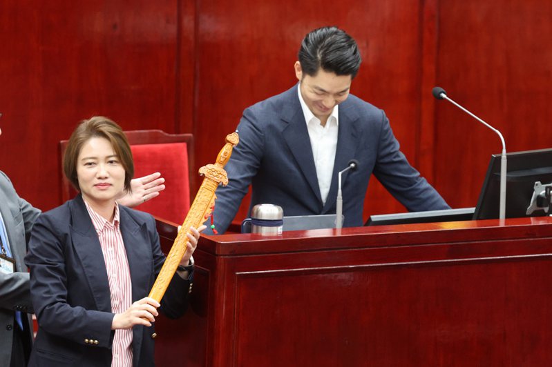 市議員林延鳳（左前）質疑台北市政府與新壽有密會；隨後上台贈送桃花劍給蔣市長。記者蘇健忠／攝影