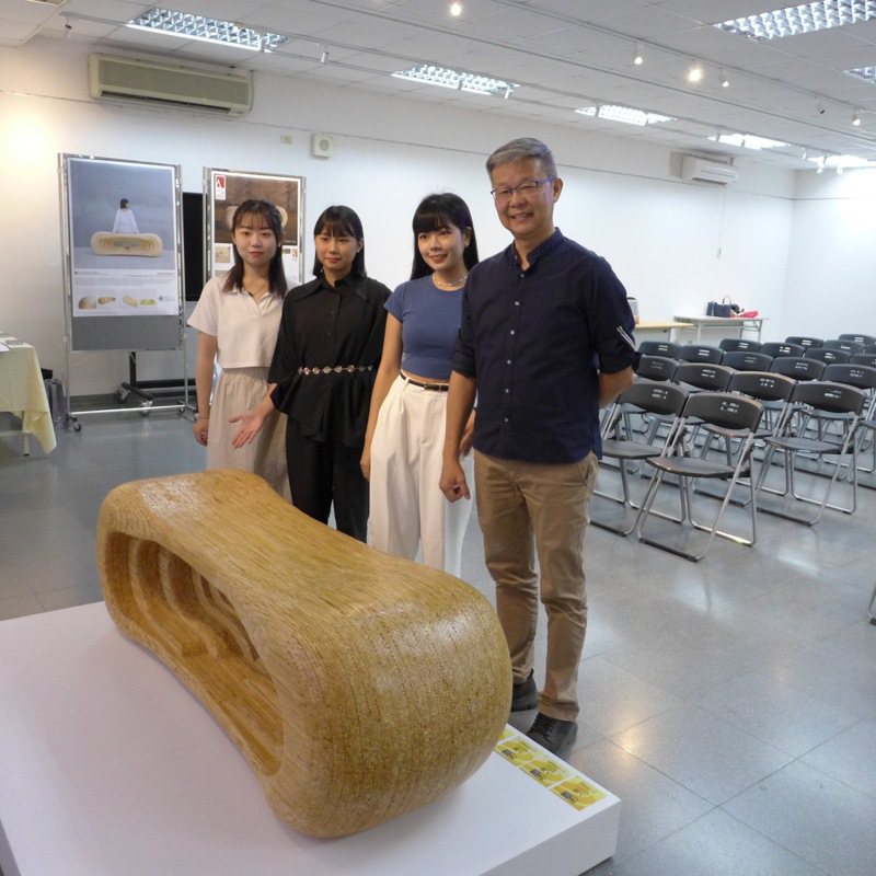 南應大學生免洗筷長凳作品獲國際大獎 ，在地企業家收購典藏。圖／校方提供