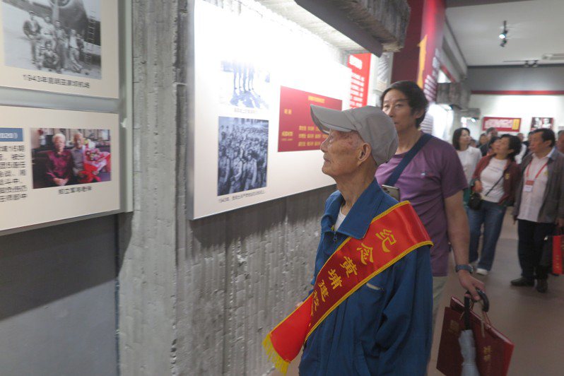 在四川的黃埔老人正在參觀主題展。記者陳政錄／攝影
