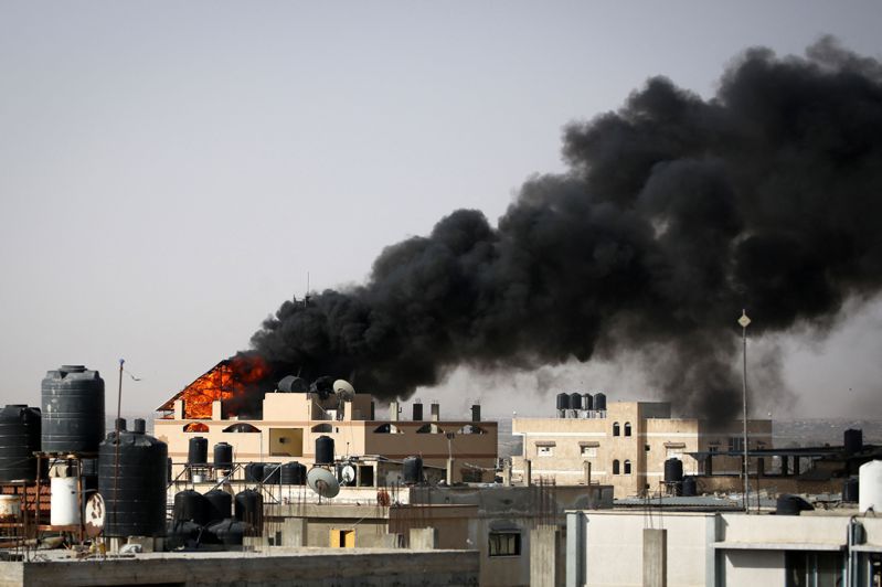 加薩走廊南部城市拉法一棟建築物10日遭以色列轟炸後竄起濃濃黑煙。法新社