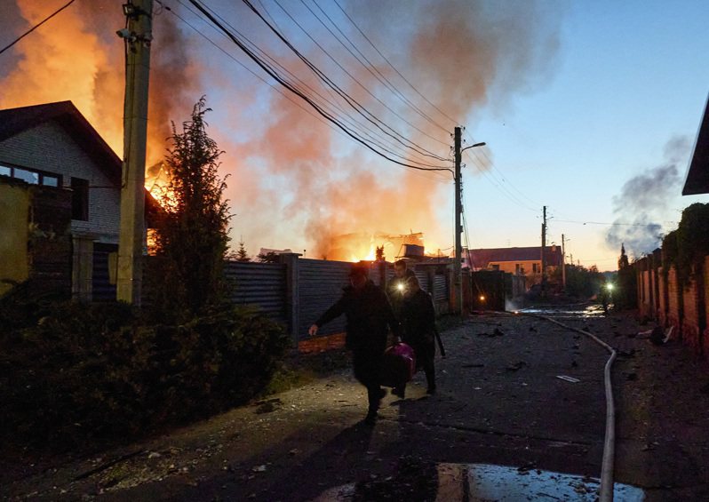 烏克蘭救援人員10日努力撲滅東北部哈爾科夫地區私人建築遭夜間飛彈打擊現場的火事。歐新社