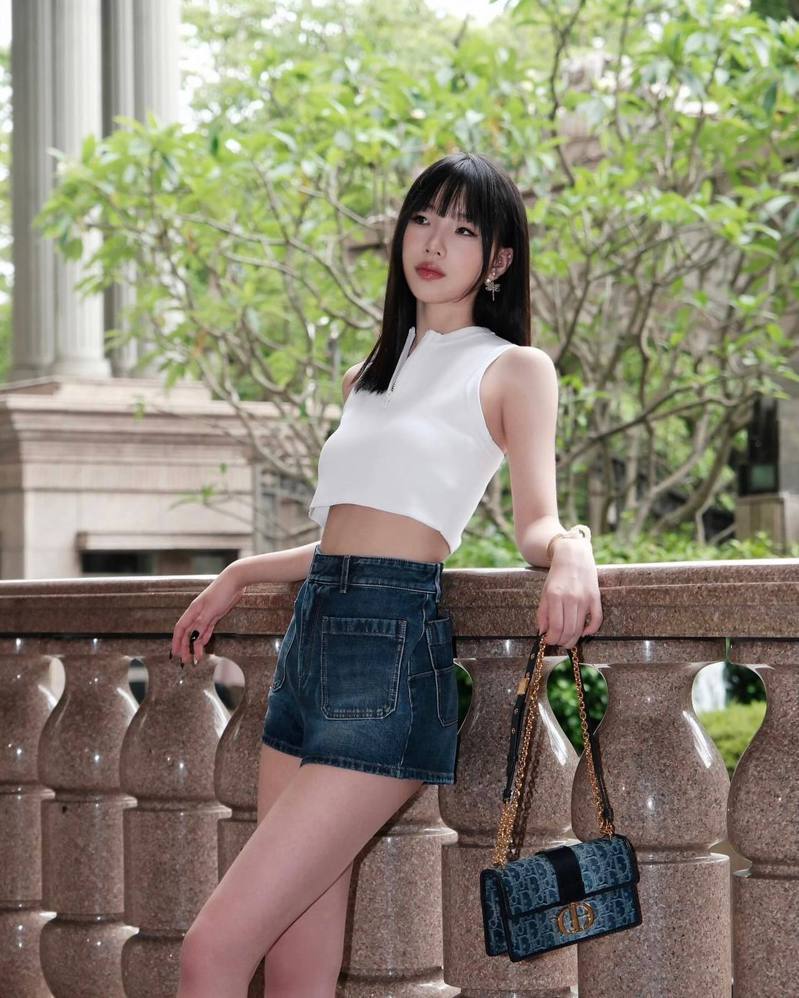 La photo de mode de la fille du petit S, Elly, avec des jambes incroyablement longues, a été saluée comme “un mannequin, qui ressemble à de l’or et de l’or”. Le fond est la cour luxueuse de Xie Di Bao |nouvelles des étoiles