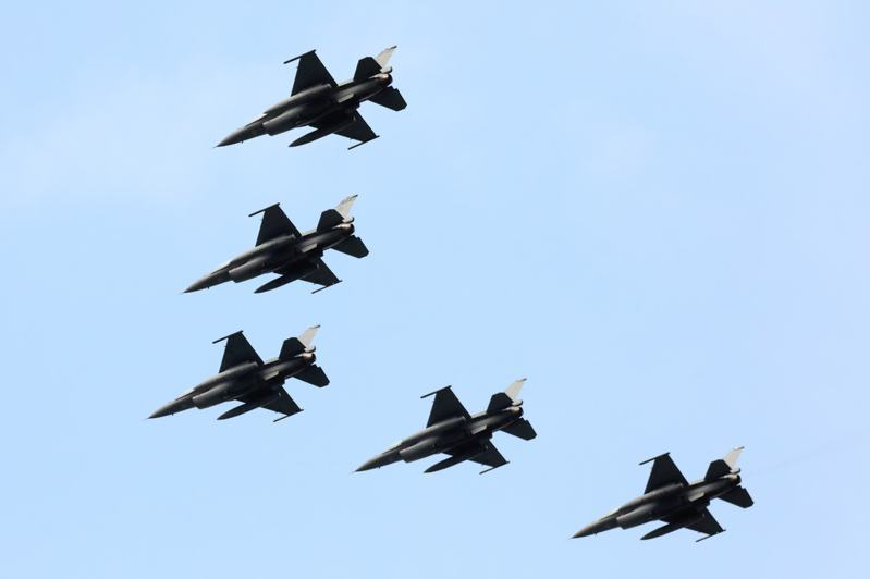 2021年首支升級接裝F-16V（BLK20）型的空軍嘉義基地第四聯隊，520總統就職大典，將從基地出動5架F16戰機，以大雁編隊飛行衝場，致敬三軍統帥。圖／航空迷提供