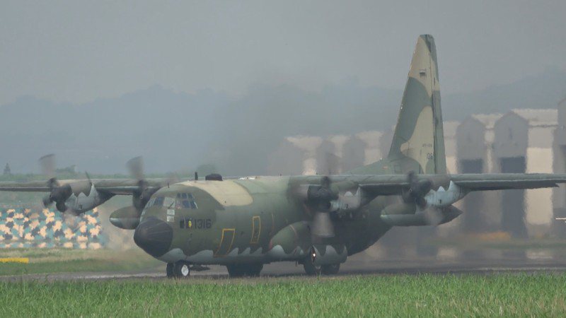 15日空軍六聯隊進行罕見的C-130H戰術起降演練，展現這款運輸機的高超性能。截圖／劉學聖拍帶