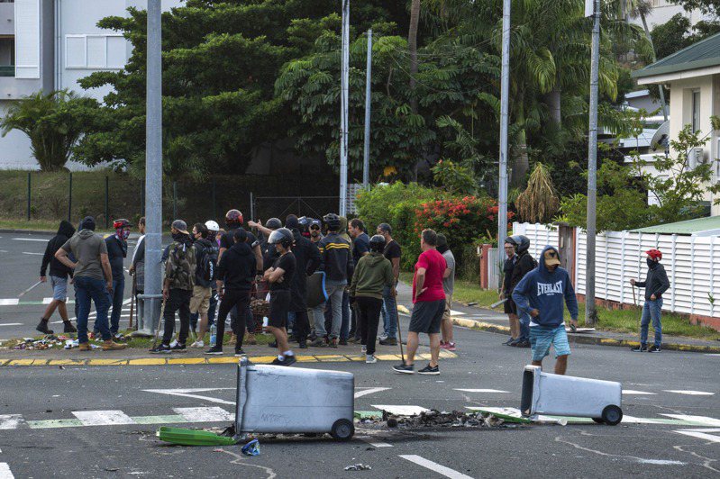 法国国会通过投票制度变革，引发法属太平洋群岛新喀里多尼亚暴动，目前已有5人丧生，其中包括两名宪兵。图／美联社(photo:UDN)