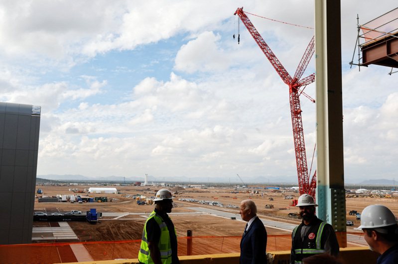 美国总统拜登曾于2022年12月亲访台积电亚利桑那厂。路透(photo:UDN)