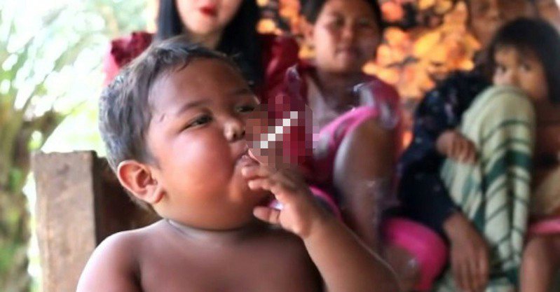2010年，当时年仅2岁的黎扎（Ardi Rizal）因为坐在玩具车上笑着抽菸，令他一夕爆红。（网上图片）(photo:UDN)