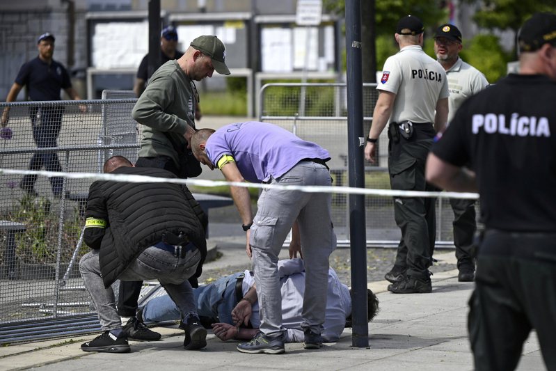 斯洛伐克总理费科遇刺，警方在现场逮捕一名嫌犯。路透(photo:UDN)