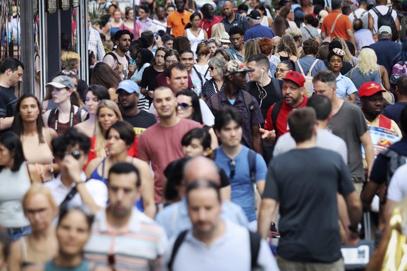 根据联邦人口普查局10日公布的最新资料显示，亚裔和拉丁裔移民集中在几个收入成长快的地区。图为疫情之前，纽约时报广场的人潮。美联社(photo:UDN)