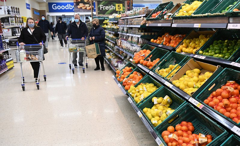 脱欧贸协若破局，最直接的民生冲击就是英欧间的货品价格将上涨，英国连锁超市业者忧心食物选择变少。（欧新社）(photo:UDN)