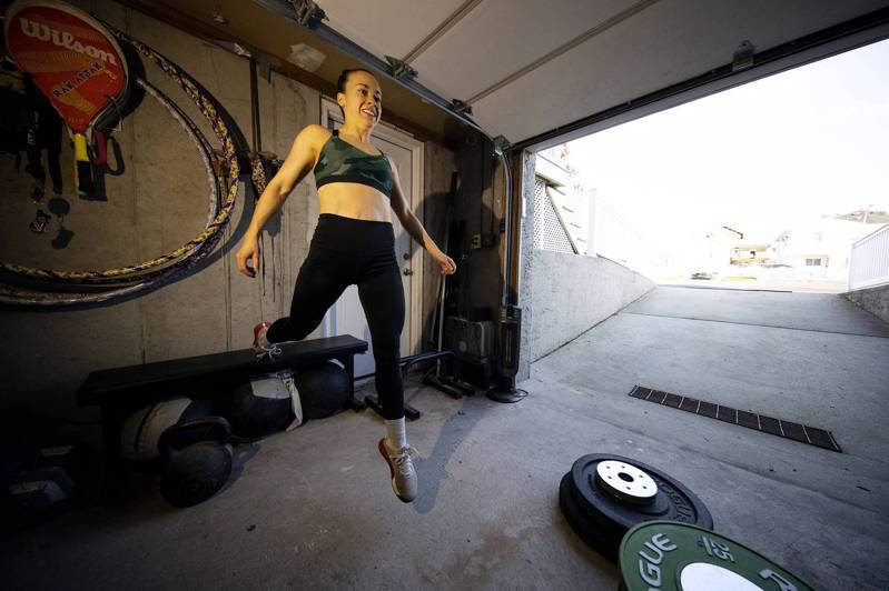 纽约一位健身推广者在疫情之后，利用家里的车库当做健身房，在家远端工作，持续维持收入。(Getty Images)(photo:UDN)