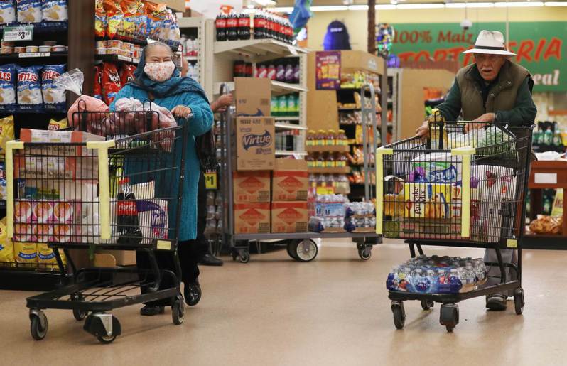 许多民众领到联邦政府的救济支票后，就到超市购买食物和生活必需品；图为洛杉矶的老人市民在超市购物。(Getty Images)(photo:UDN)