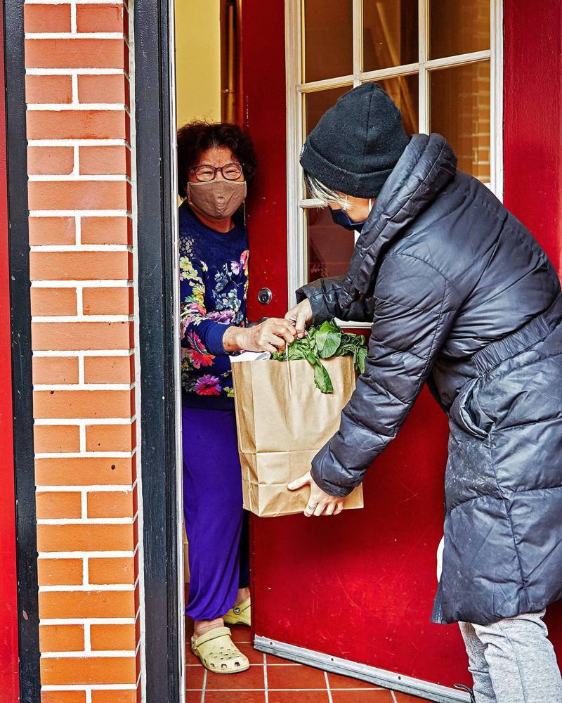 有不少亚裔耆老在疫情期间担心被攻击而不敢出门买菜，只能靠社区组织帮忙。(取自「爱心餐」网站)(photo:UDN)