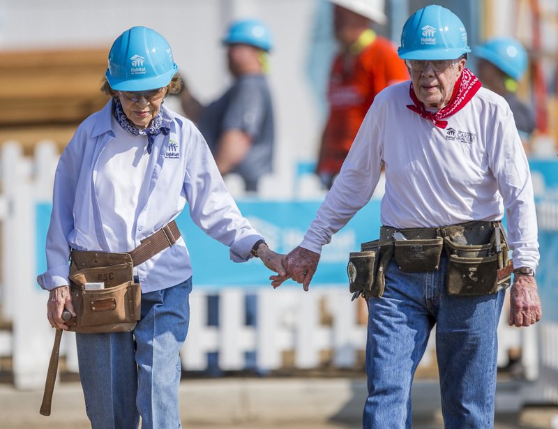 2018年8月，前总统卡特伉俪手牵手一起去当志工。（美联社）(photo:UDN)