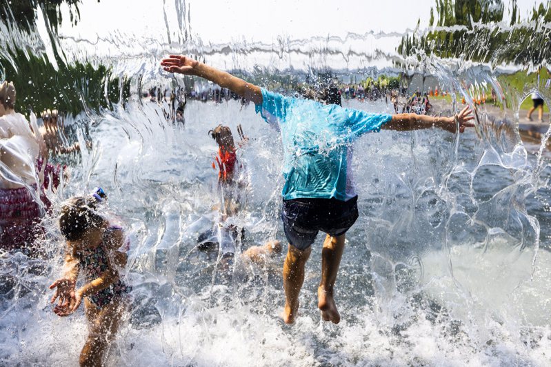 上月为北美历来最热6月，欧洲也历经第二热的6月。图为华府儿童在炎炎烈日下戏水。(欧新社)(photo:UDN)