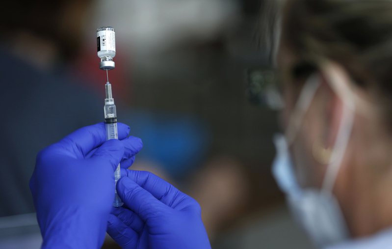 CDC和FDA发布联合声明，称已完全接种新冠疫苗的民众，目前不需打补强针。(美联社)(photo:UDN)