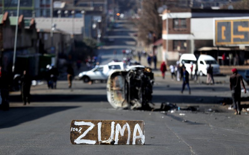 南非前总统祖马罪7日入狱服刑，此举引发支持者不满出现大规模暴动。(路透)(photo:UDN)