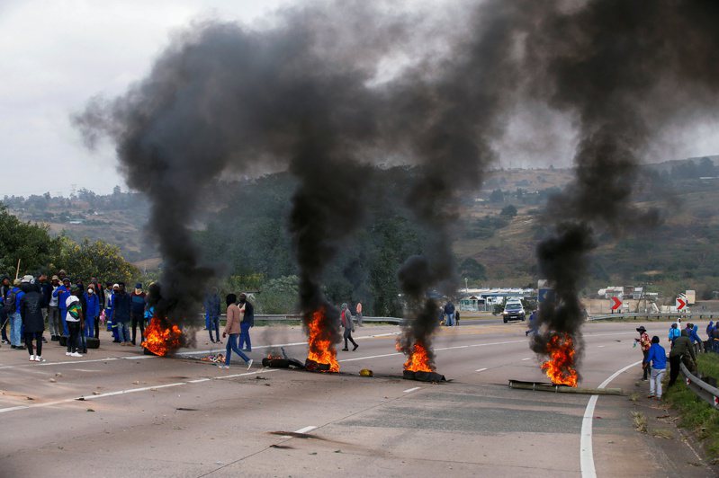 祖马的支持者在南非皮斯维尔市，拿燃烧的轮胎挡住高速公路。(路透)(photo:UDN)