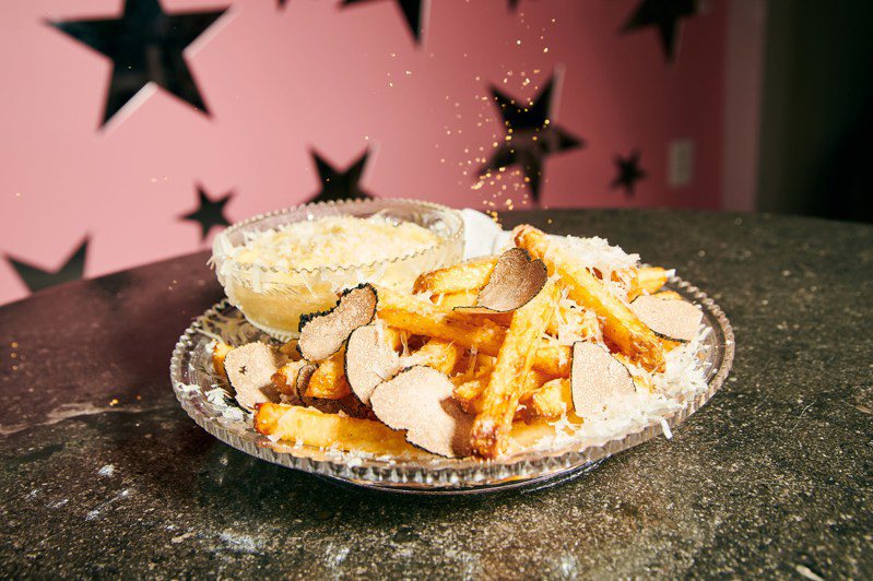 纽约市Serendipity3 餐厅为「国际薯条日」推出200美元（约新台币5600元）的「法式苹果精华奶油薯条」，打破金氏世界纪录，成为史上最贵的薯条。图／取自Serendipity3的Instagram(photo:UDN)