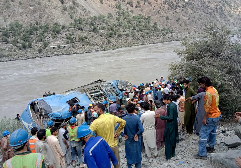 巴基斯坦一辆载有约40名中国工程人员的巴士发生爆炸，坠下河谷。美联社(photo:UDN)