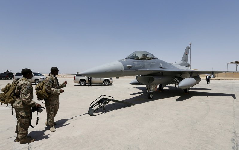 美国特使传通知伊拉克官员，美军部队将会从当地逐步撤出，但有美国高级官员否认此事。图为美国士兵在伊拉克一个军事基地查看一架F-16战斗机。(路透资料照片)。(photo:UDN)