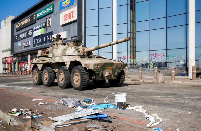 南非德班一处购物中心遭逢多日打劫后，军方16日出动坦克车在附近巡逻。（路透）(photo:UDN)